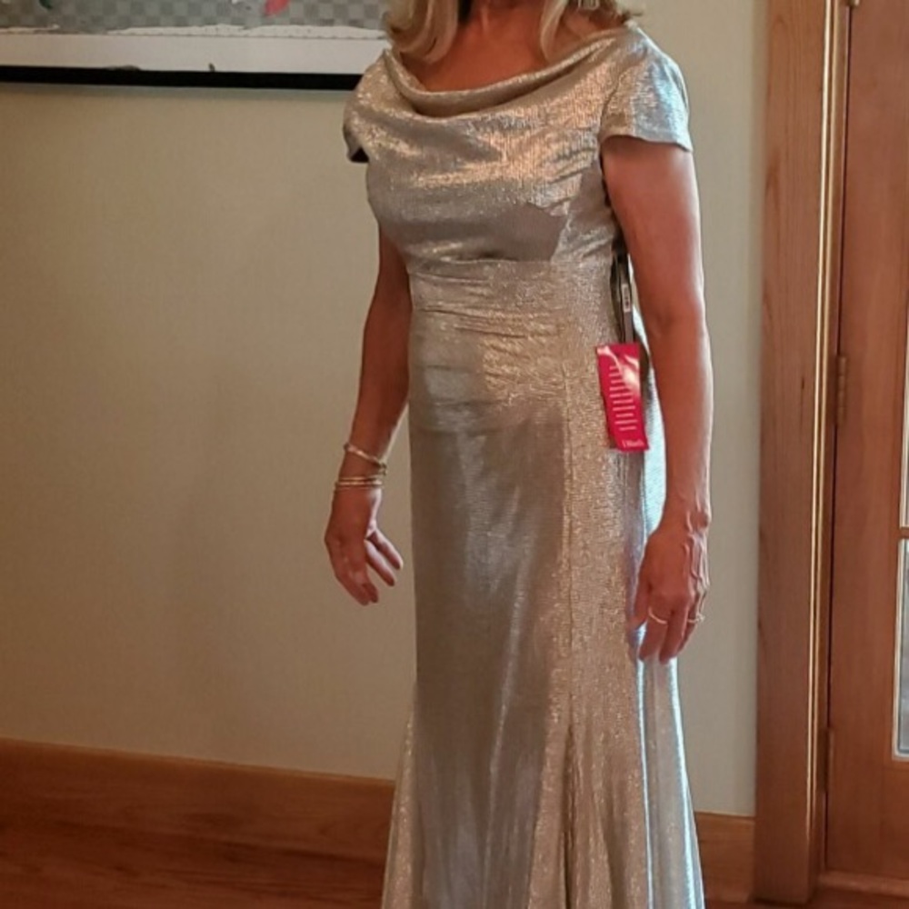 Tahari dress, perfect for the holidays. Worn once. Great condition